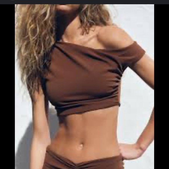 Zara structured asymmetrical crop rotation top - Picture 1 of 4